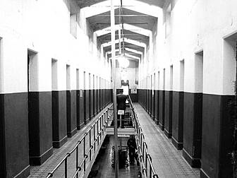 Hunt for missing inmate in Cla...